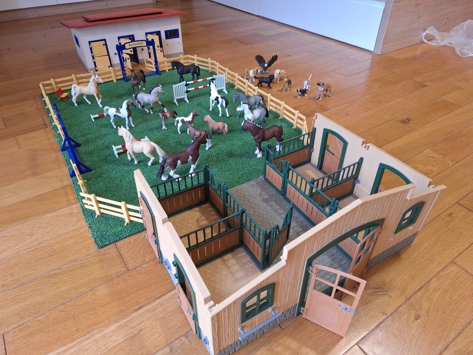 Markowe Zabawki figurki konie stajnia 2 stajnie Schleich