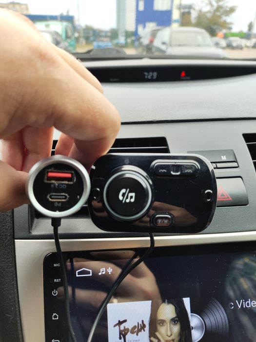 FM модулятор майже в новому стані. Із зарядкою до телефону .