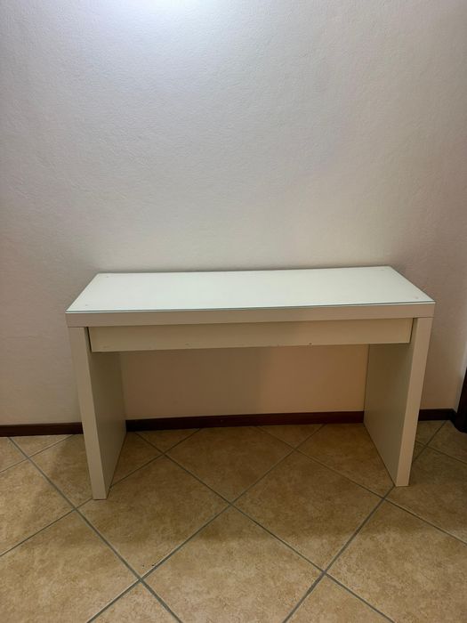 Tocador com tampa de vidro e gaveta para acessórios