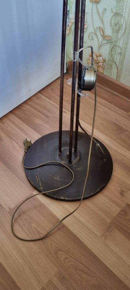 Lampa stojąca podłogowa