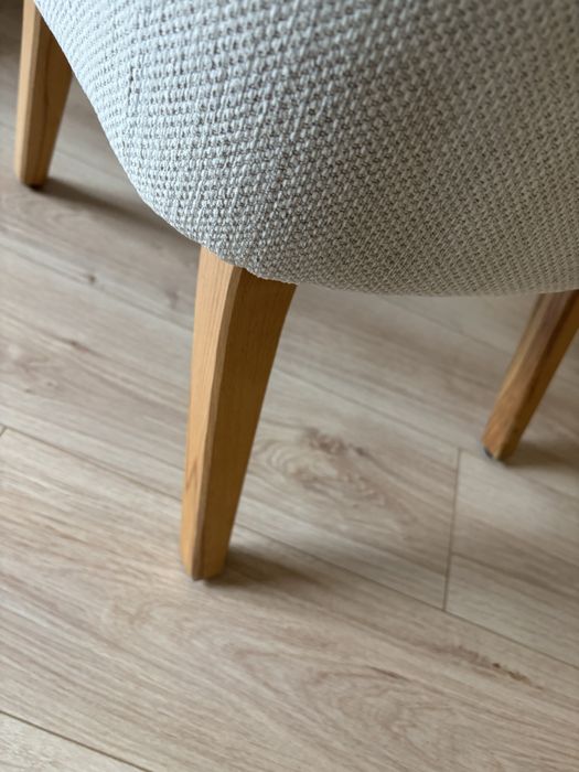 Beżowy kremowy fotel muszelka włoska tkanina Persempra