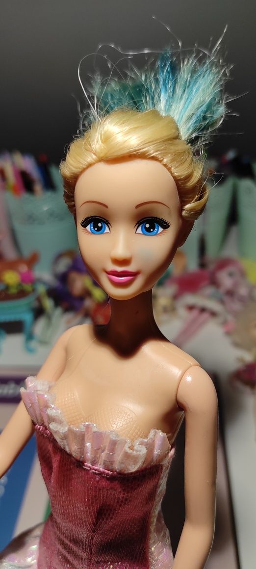 Lalka Barbie niebieskie włosy
