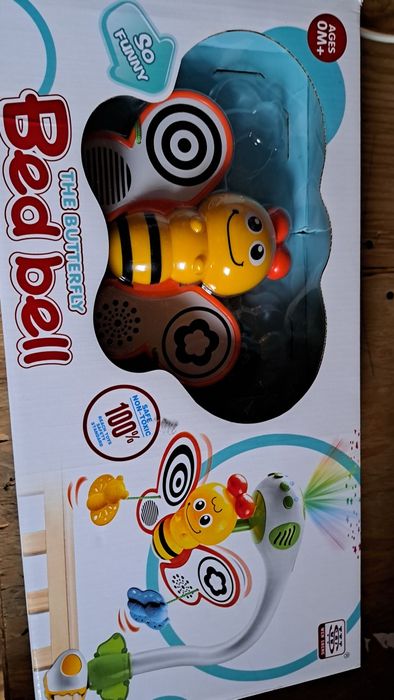 Karuzela z projektorem nad łóżeczko.