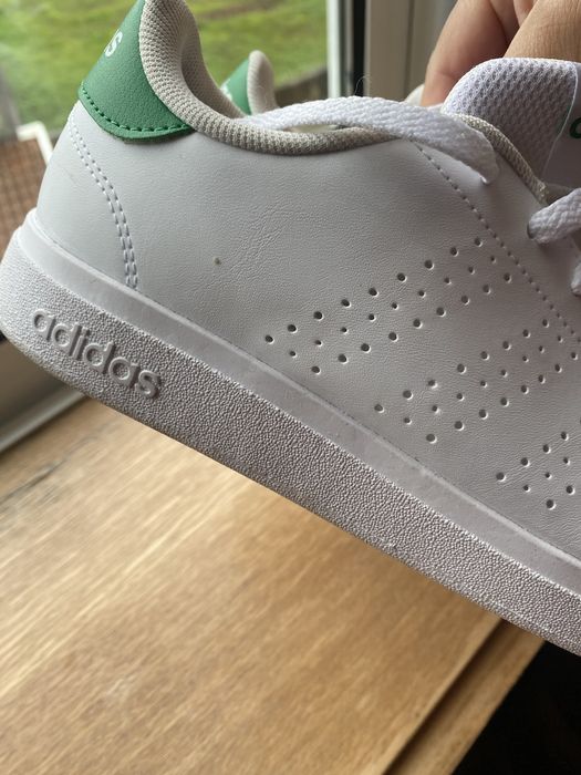 Tenis branco adidas ,com verde