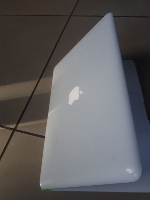 Macbook sierra 10.13 2.4 hub 250gb 13.3 bialy Tylko  380 cykli