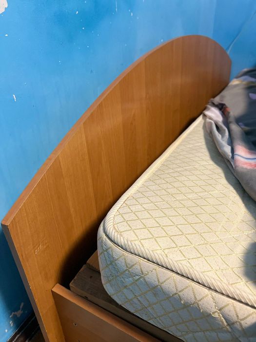 Двоспальне ліжко з ортопедичним матрацом.