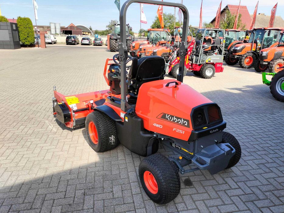 Kosiarka Kubota F251 4WD Nośnik narzędzi z agregatem TEG 1600 HD