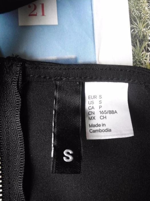 Черное платье h&m с вырезами