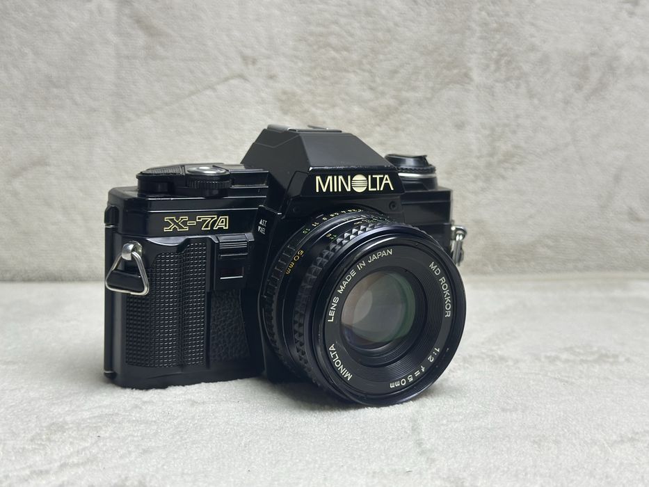 Minolta X-7A z obiektywem 50mm f2 aparat analogowy tradycyjny