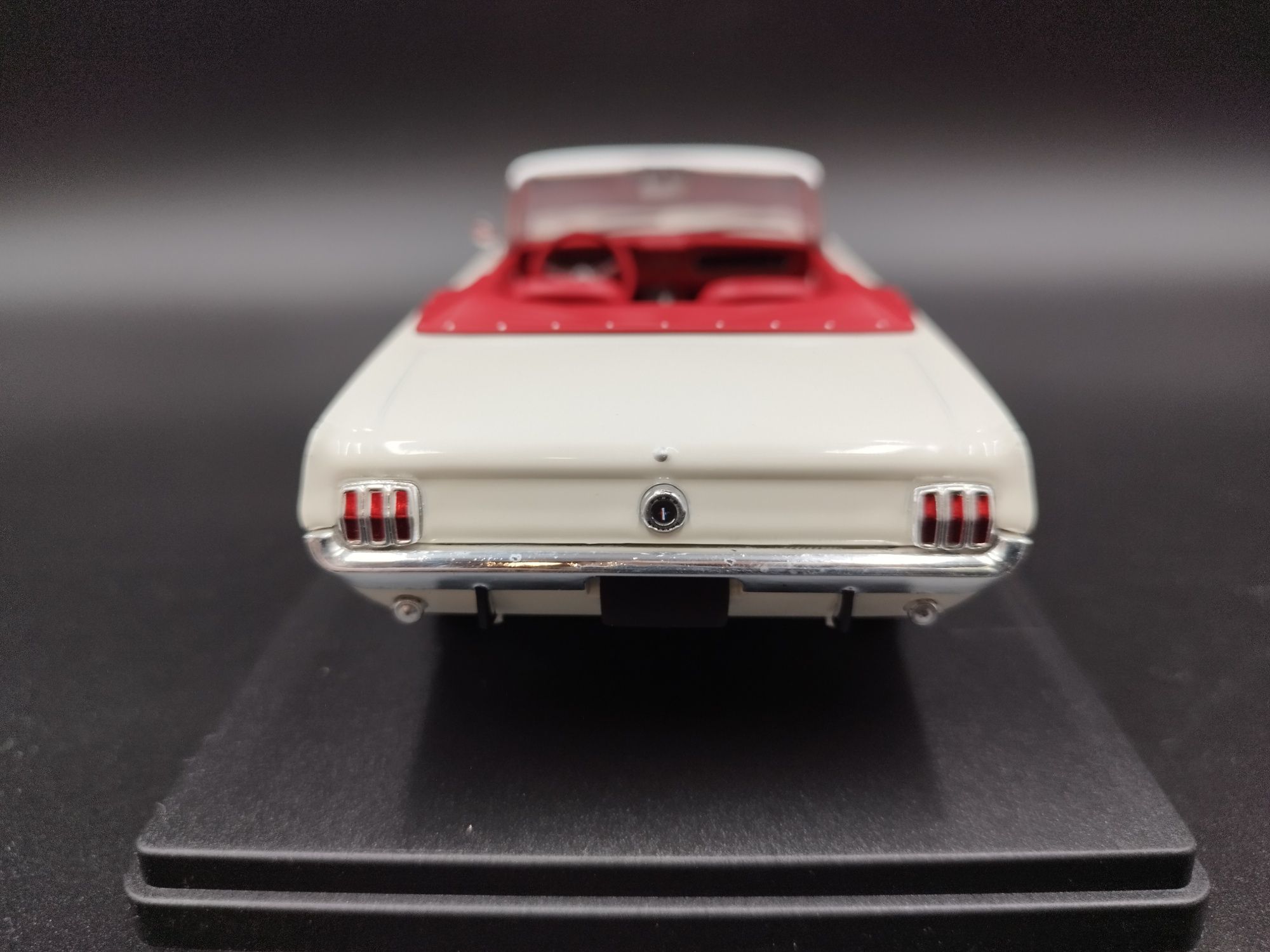 1:24 Salvat 1965  Ford Mustang model. Filmu James Bond 007 Goldfinger