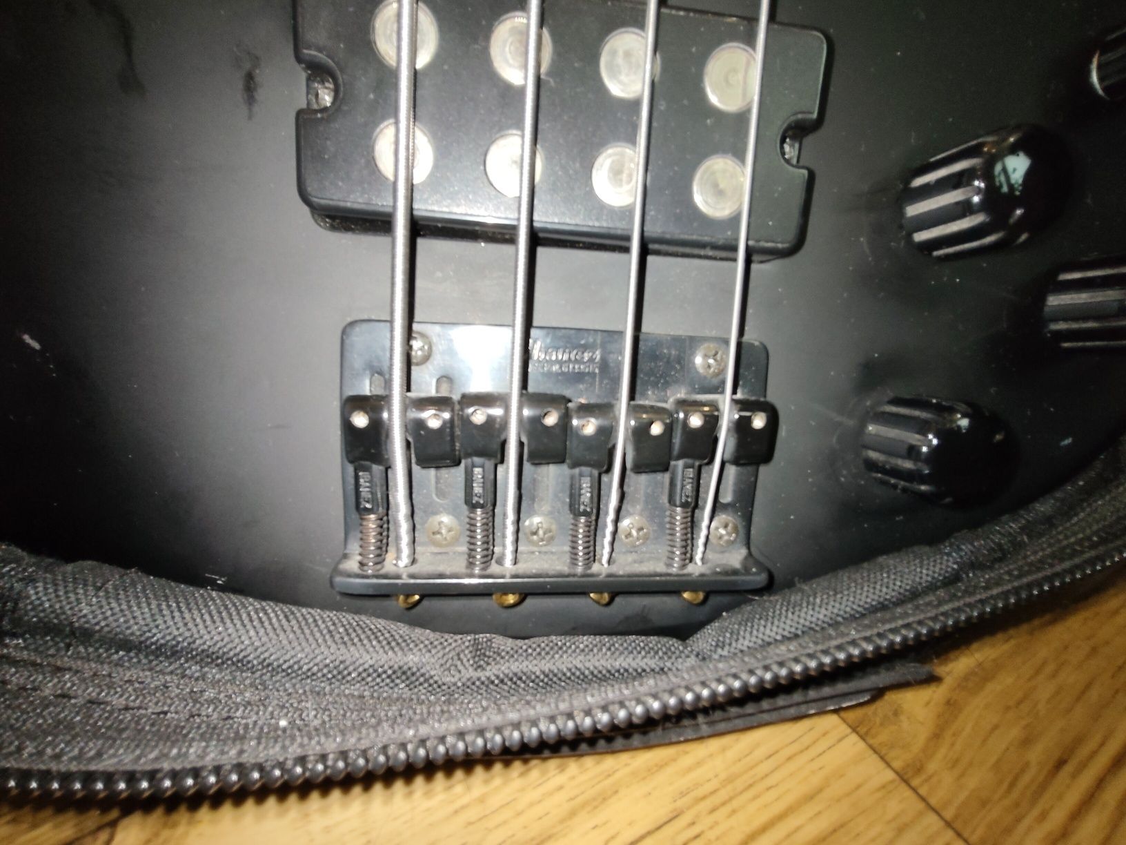 Ibanez Soundgear Gio Gitara basowa z pokrowcem plecakiem