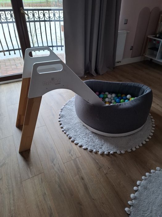 Suchy basen z kulkami