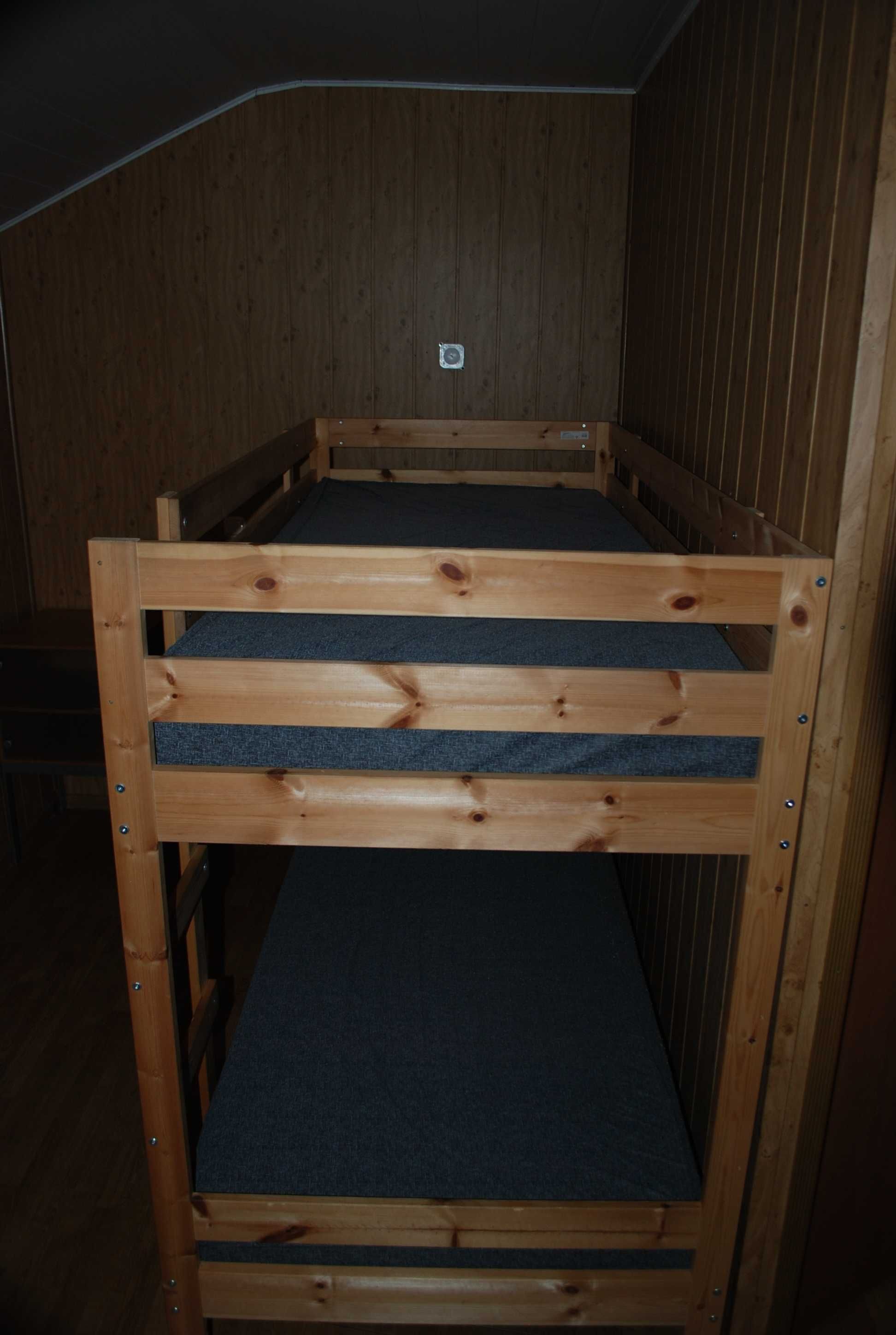 Łóżka piętrowe drewniane