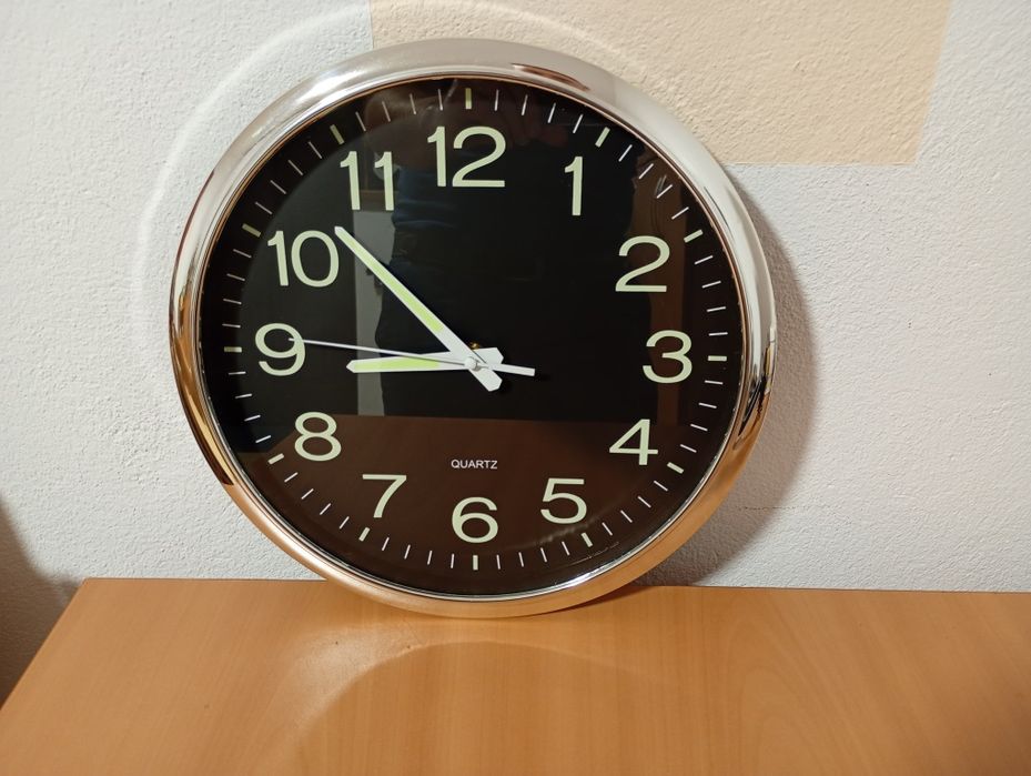 zegar ścienny QUARTZ 30 CM nietykający świeci w nocy