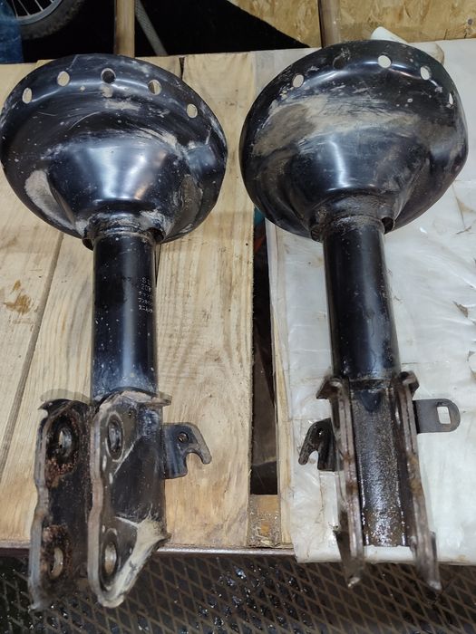 Передние амортизаторы на Subaru Outback 2013 года. Родные.