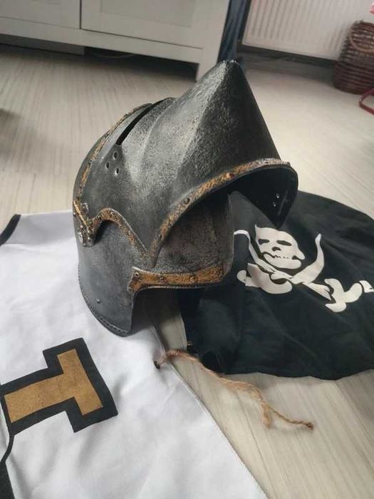 Hełm krzyżackiego kawalerzysty (plastikowy) + peleryny gratis