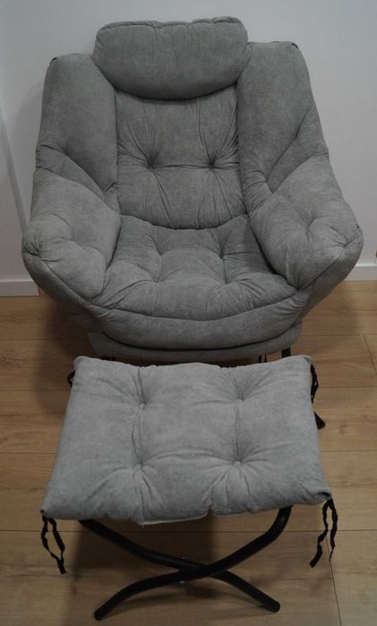 Fotel wypoczynkowy szary z podnóżkiem i poduszką miękki wygodny