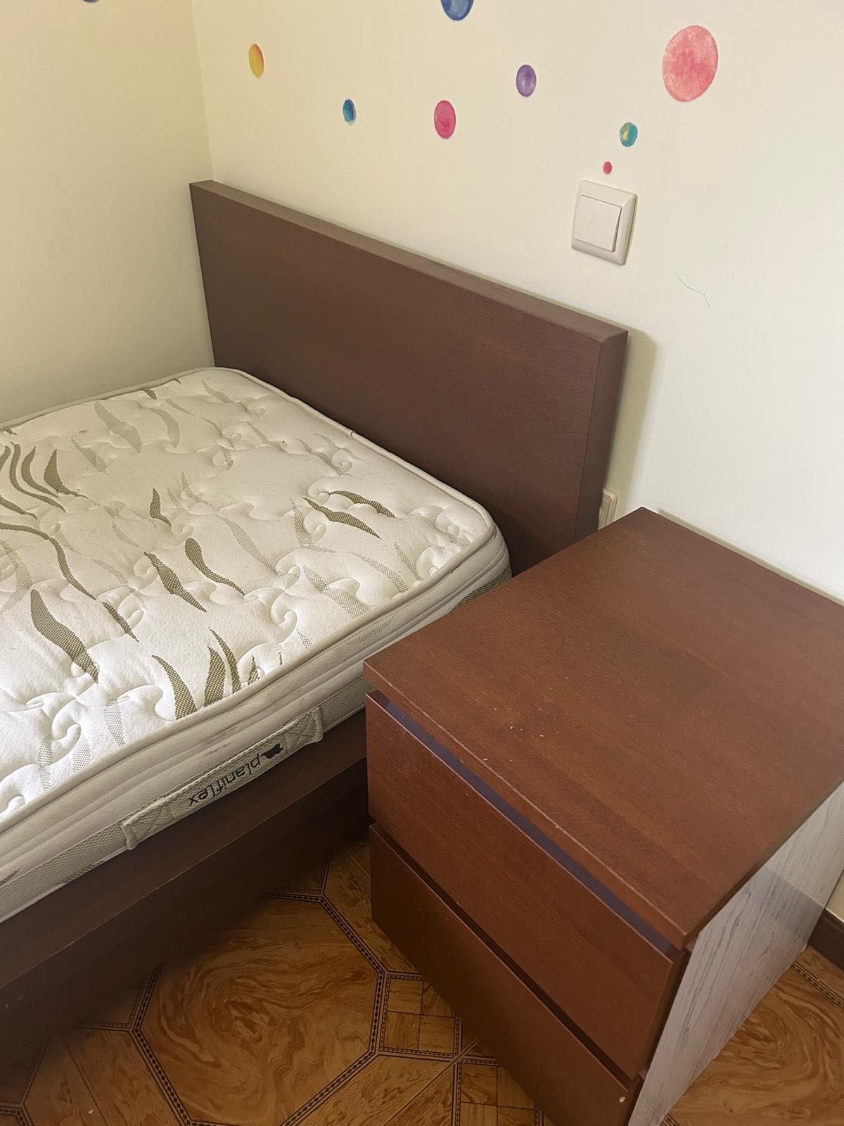 Cama de solteiro com colchão e mesinha cabeceira