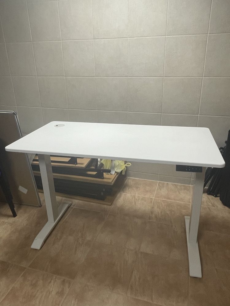Biurko z elektryczną regulacją wysokości białe jak IKEA