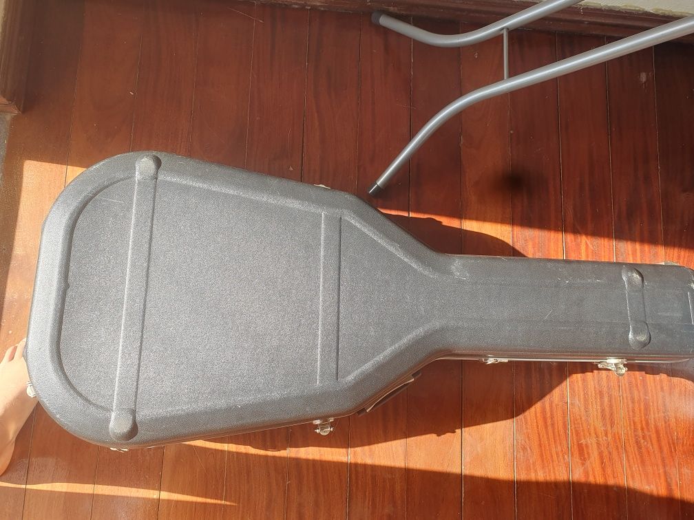 Venda dessa guitarra para comprar mota Tudo isso custou mais de 1000€