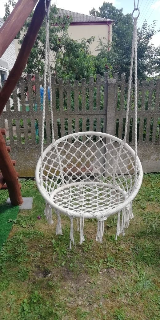 Huśtawka z poduchami w stylu boho
