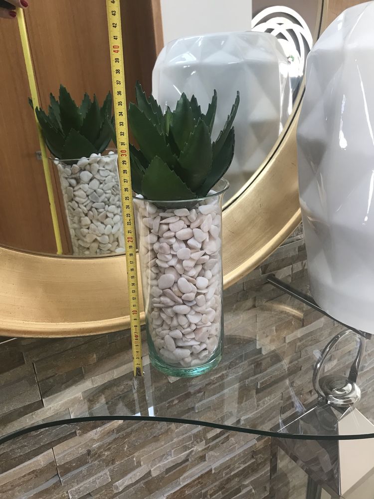 Peça de vidro com pedras