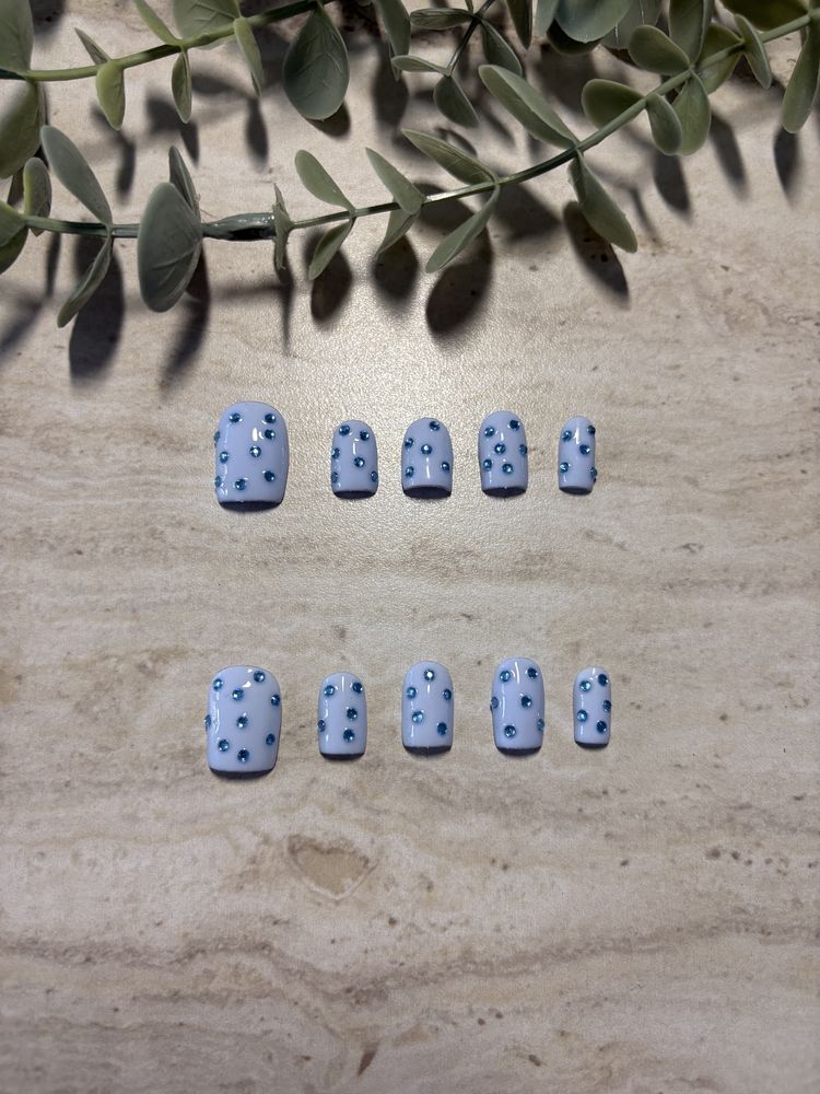 Tipsy, press-on nails