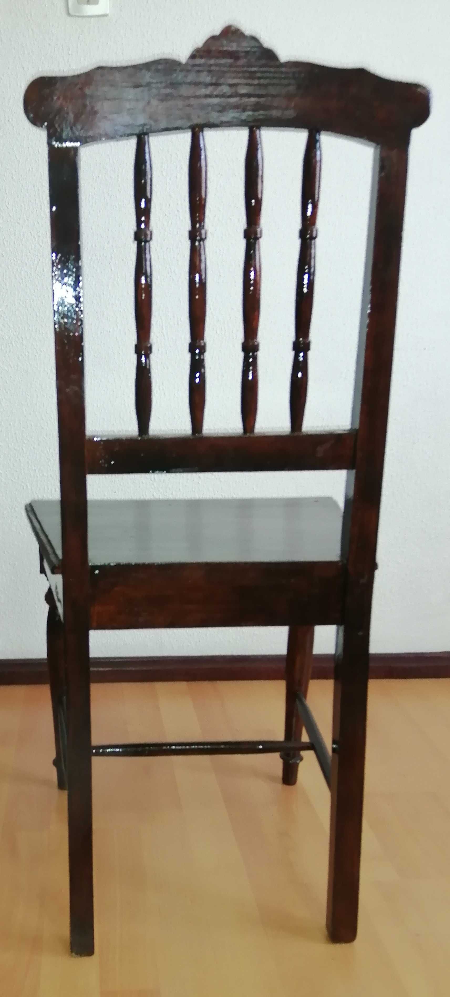 Cadeira antiga multiusos.