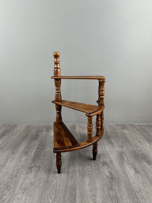 Вінтажні бібліотечні сходи