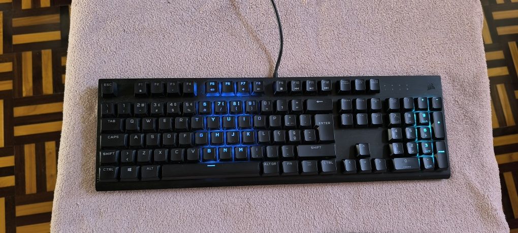 Teclado gamer mecânico Corsair K60 RGB PRO Low Profile