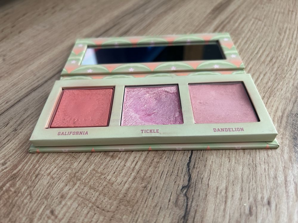 Benefit Cheekleaders Mini Pink Squad paletka róży i rozświetlaczy