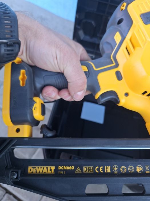 Gwoździarka akumulatorowa 18V dewalt dcn660n
