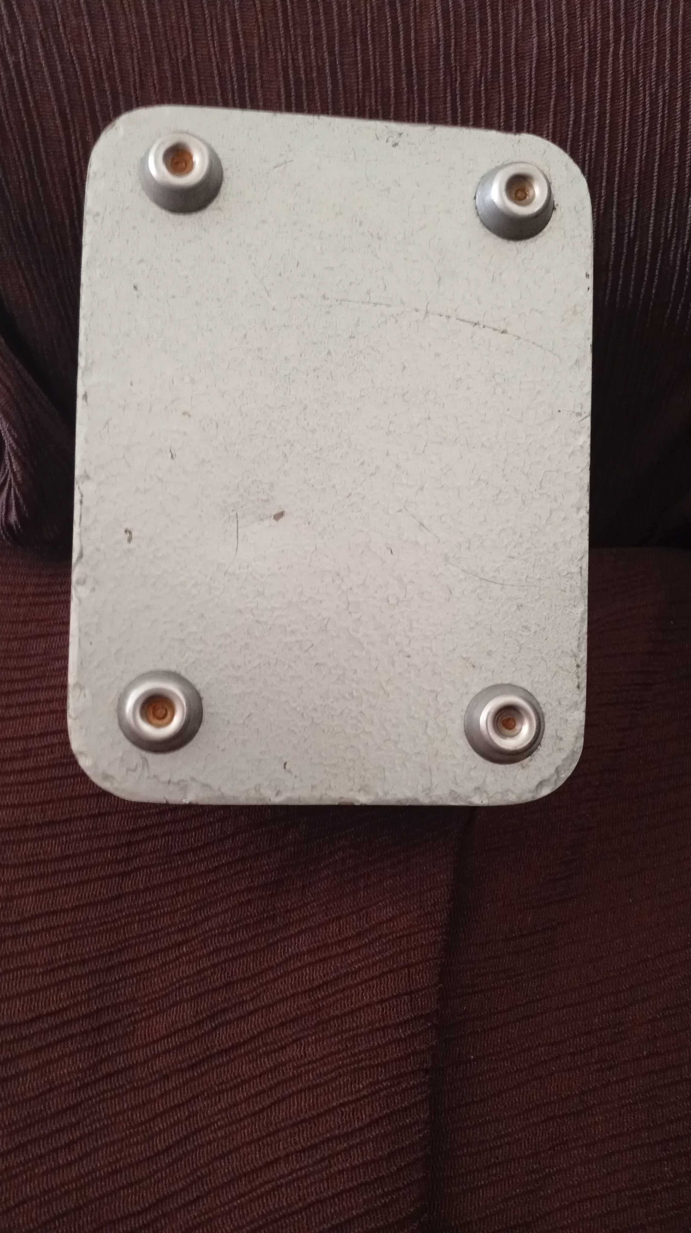 Vendo cofre de ferro antigo sem chave e sem conhecimento do código