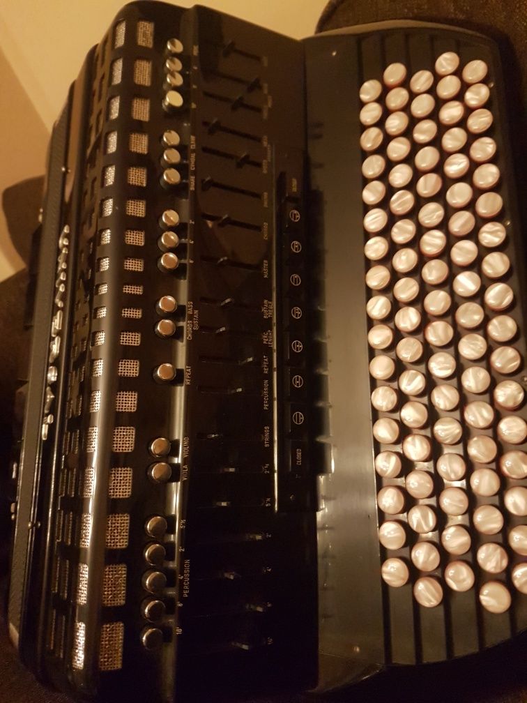 Akordeon guzikowy Universal musette 120 basów electro bardzo dobry sta
