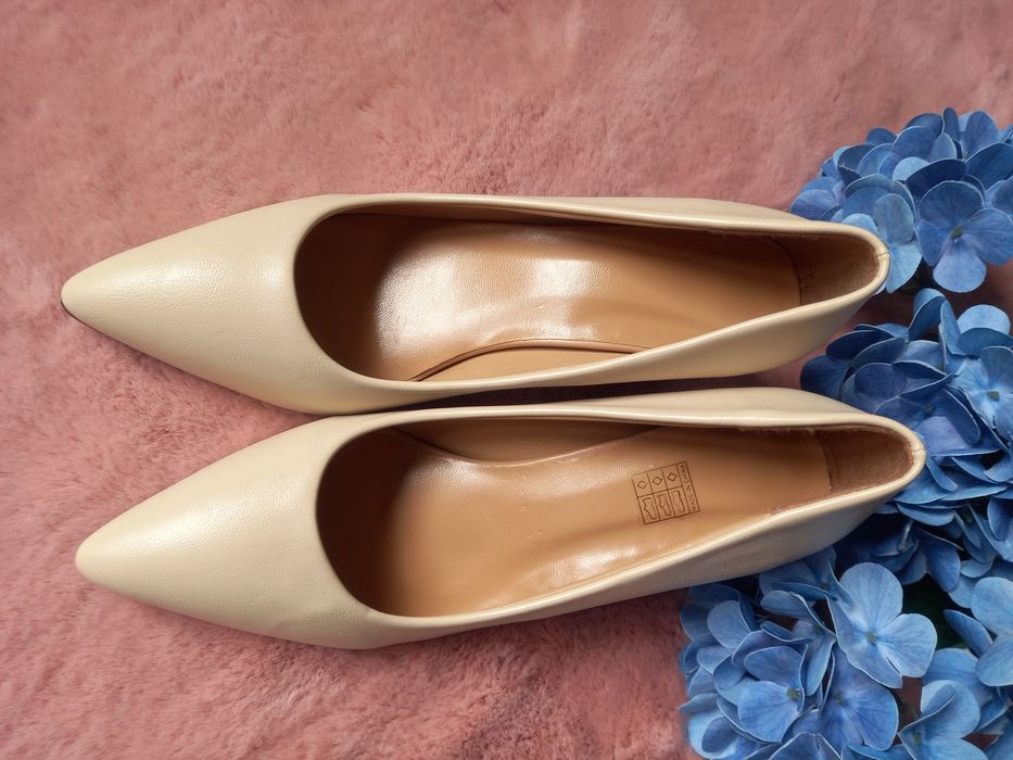 Buty na obcasie czułenka kremowe roz 37 nowe szpic słupek