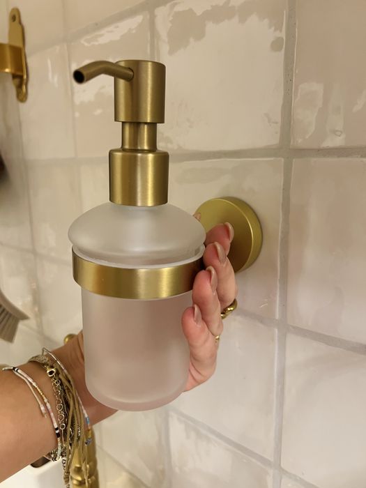 Dozownik na mydlo szczotkowane zloto nowy na ścianę ścienny