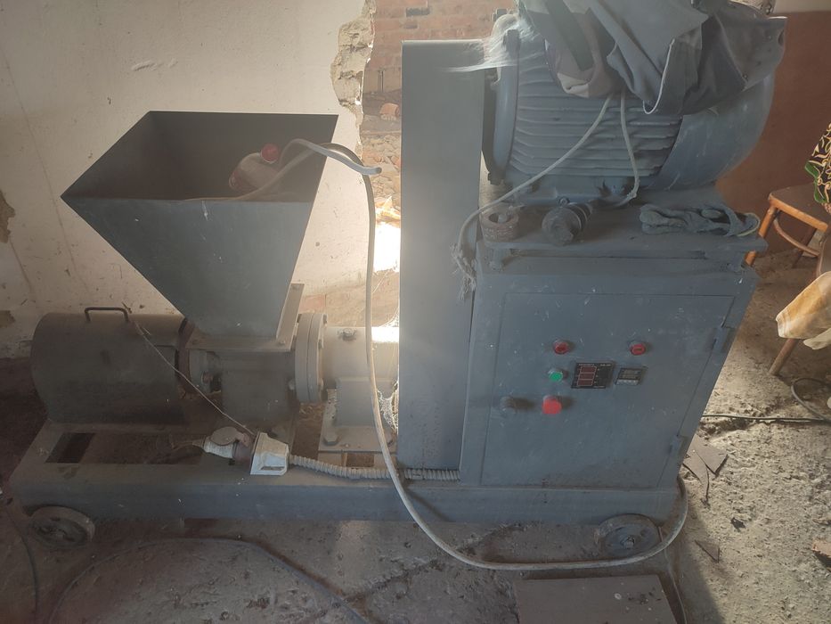 Станок для брикетів