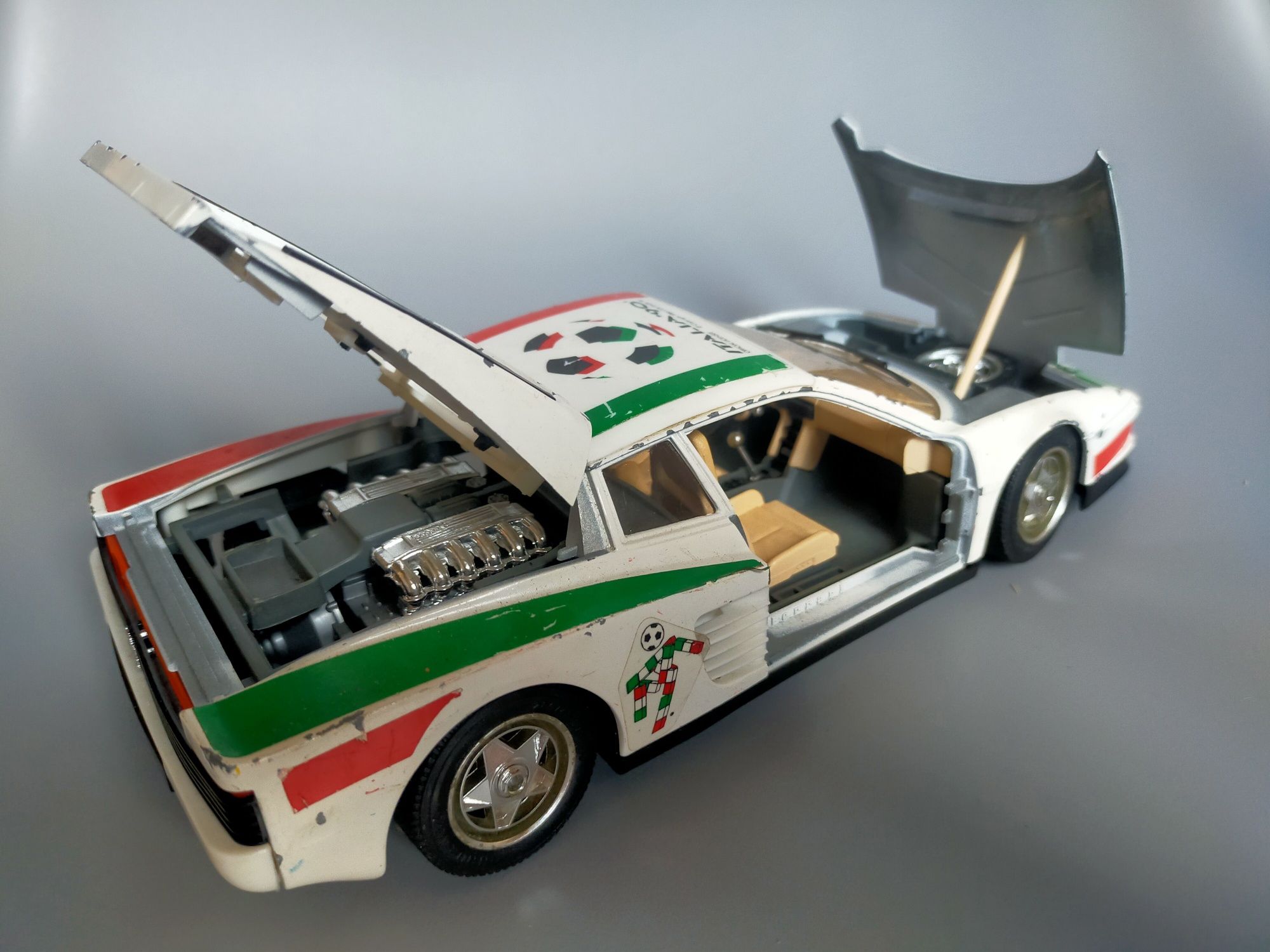 Bburago burago rzadki model Ferrari Testarossa 1984 Italia'90 1:18