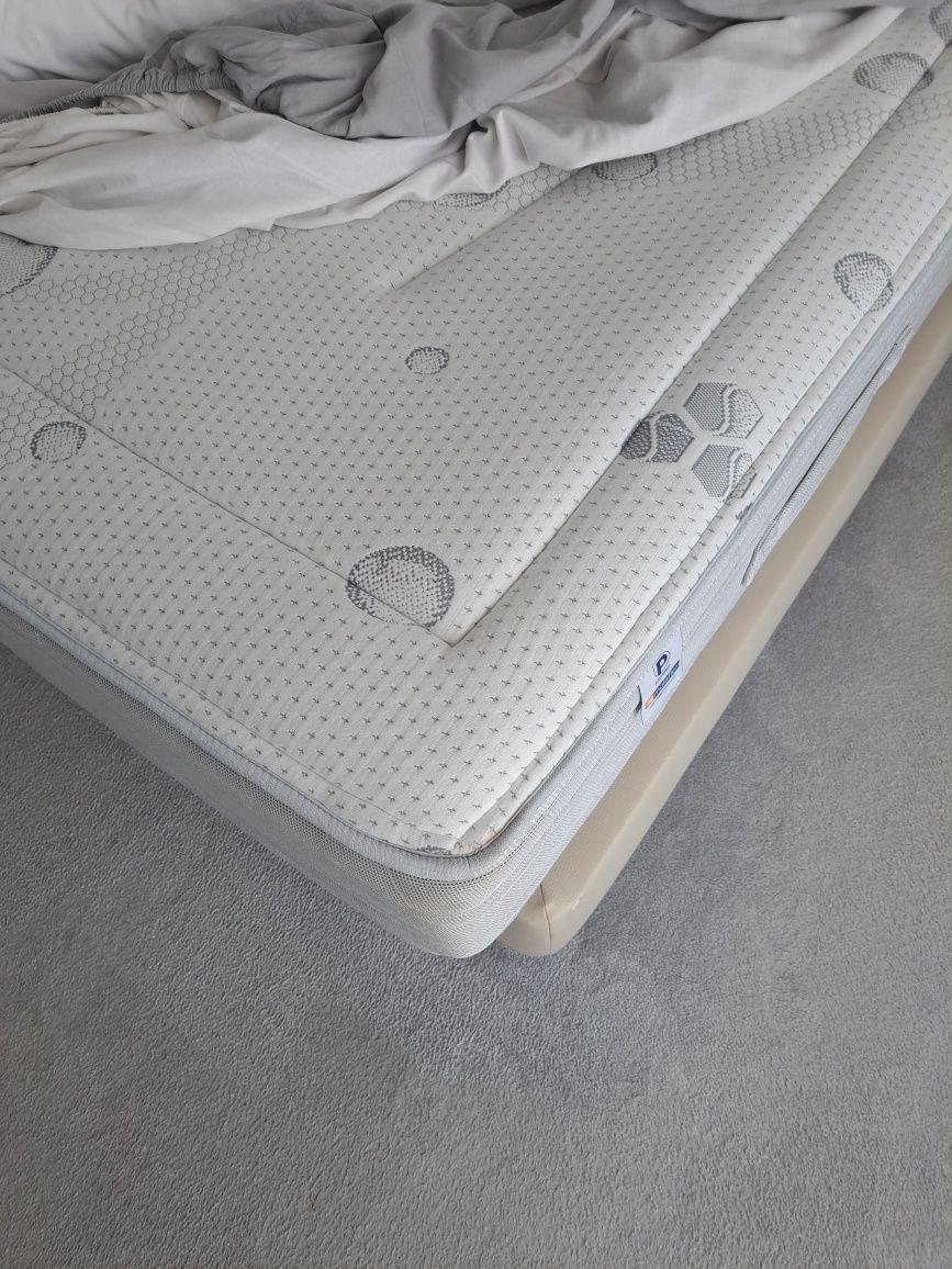 cama de casal - sommier com colchão.