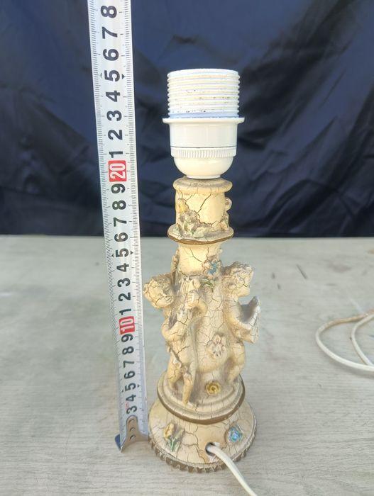 Stylowa lampka na zdobionej podstawie