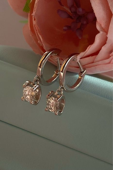 Элегантные серебряные сережки с муассанитами-бриллиантами