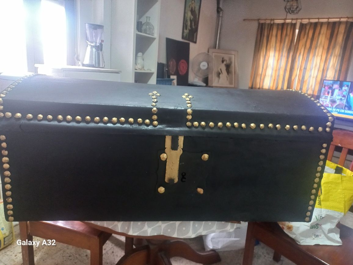 Baú em pele, preto e dourado, 90×40×40-