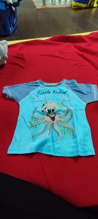 T-shirt de criança em bom estado