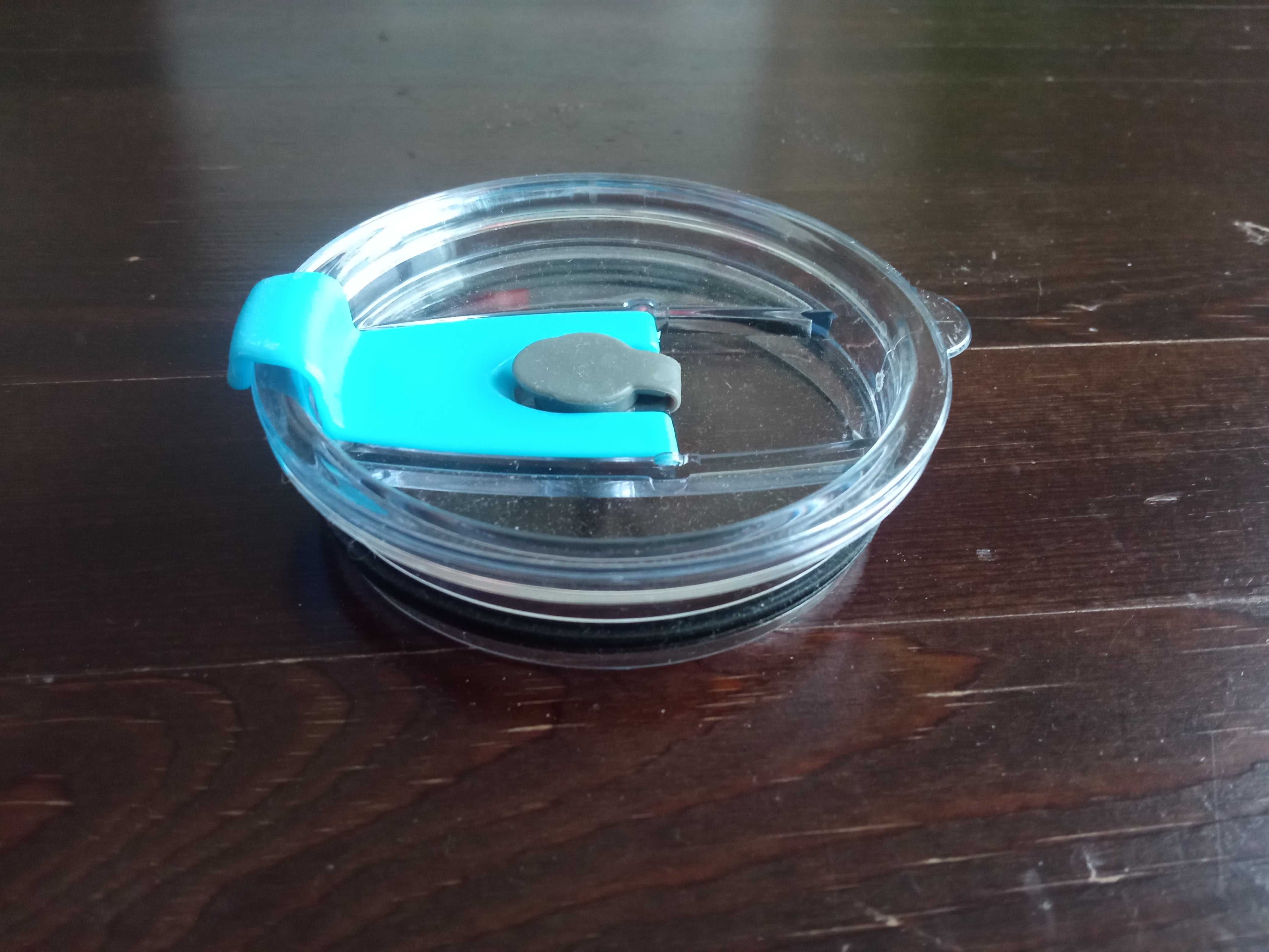 Pokrywka do kubka termicznego z otworem na słomkę zamykana niebieska
