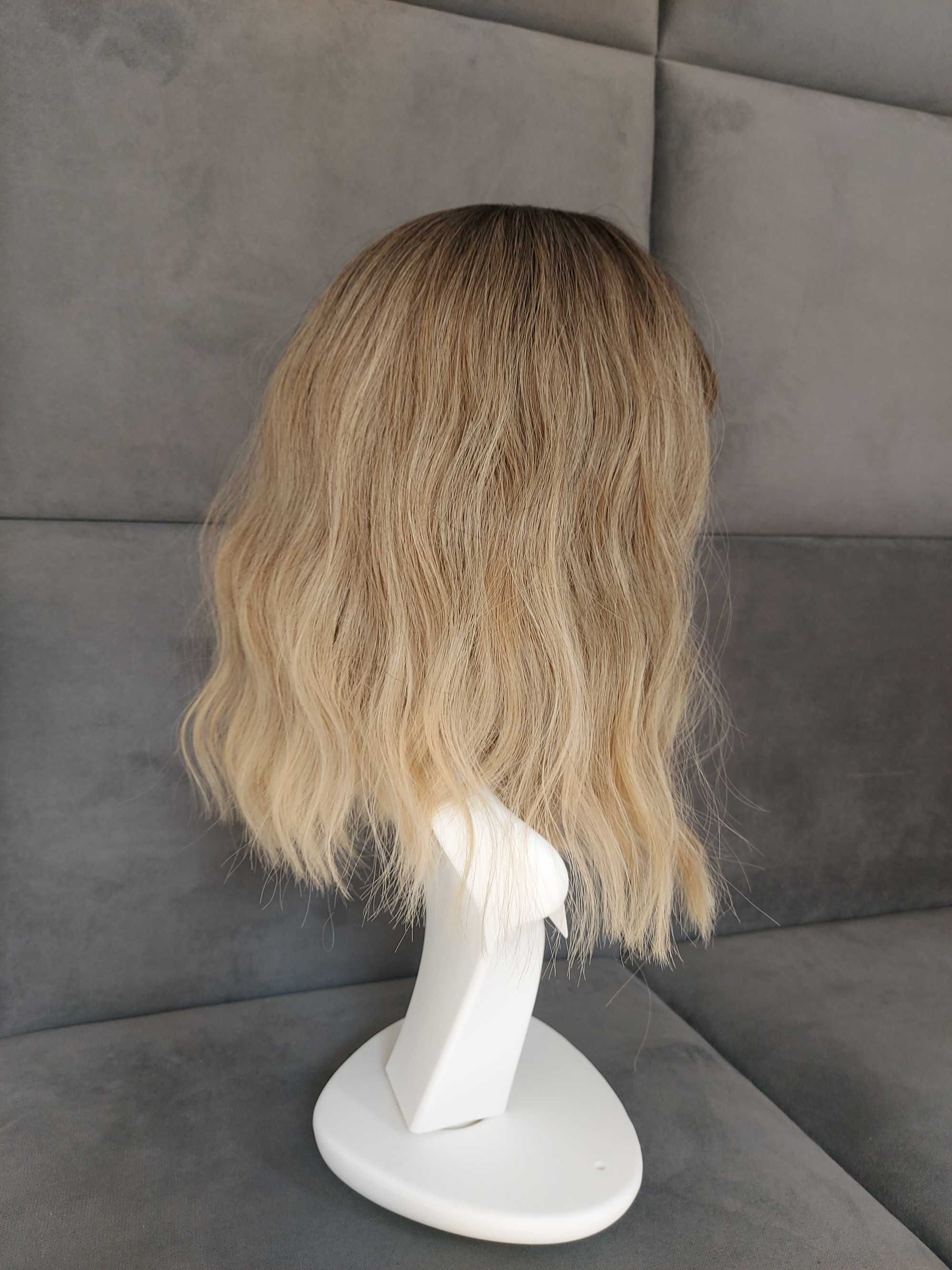 Półdługa krótka brązowa peruka blond refleksy jasne ombre naturalny