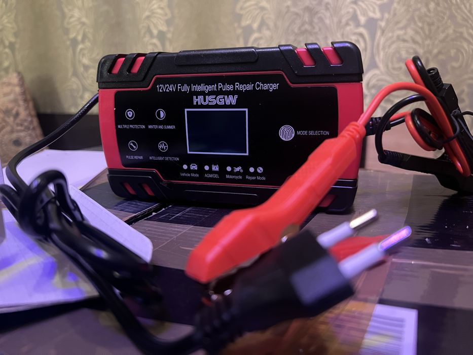 Зарядное устройство для автомобильного аккумулятора 8А 12В / 4А 24В,