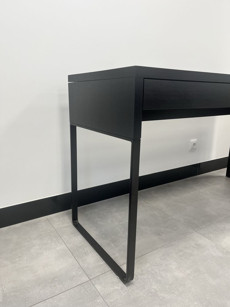 Czarne Biurko IKEA MICKE dwie szuflady 142x50cm
