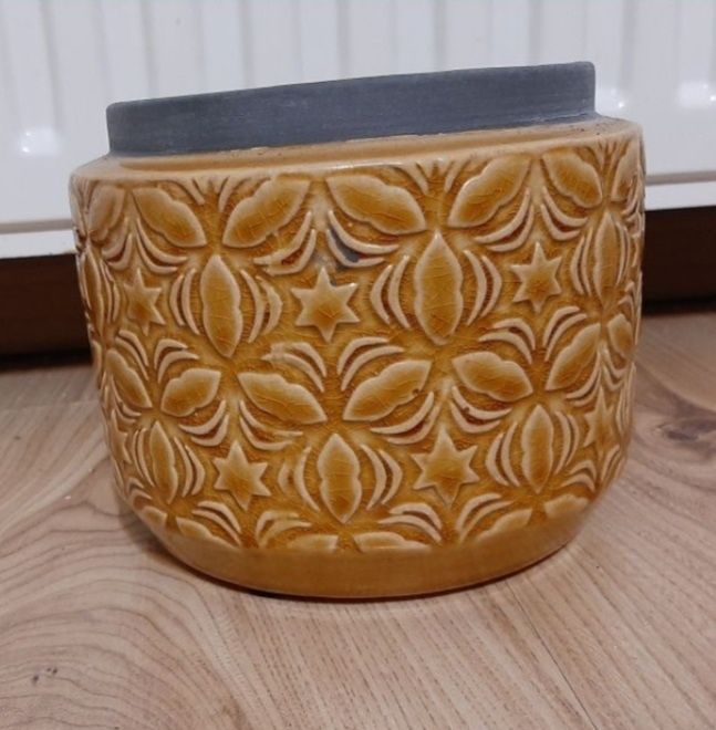 Ceramiczna osłonka do roślin.