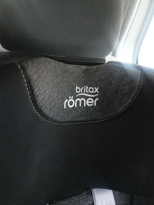 Fotelik samochodowy Britax Romer z bazą ISOFIX czarno sza