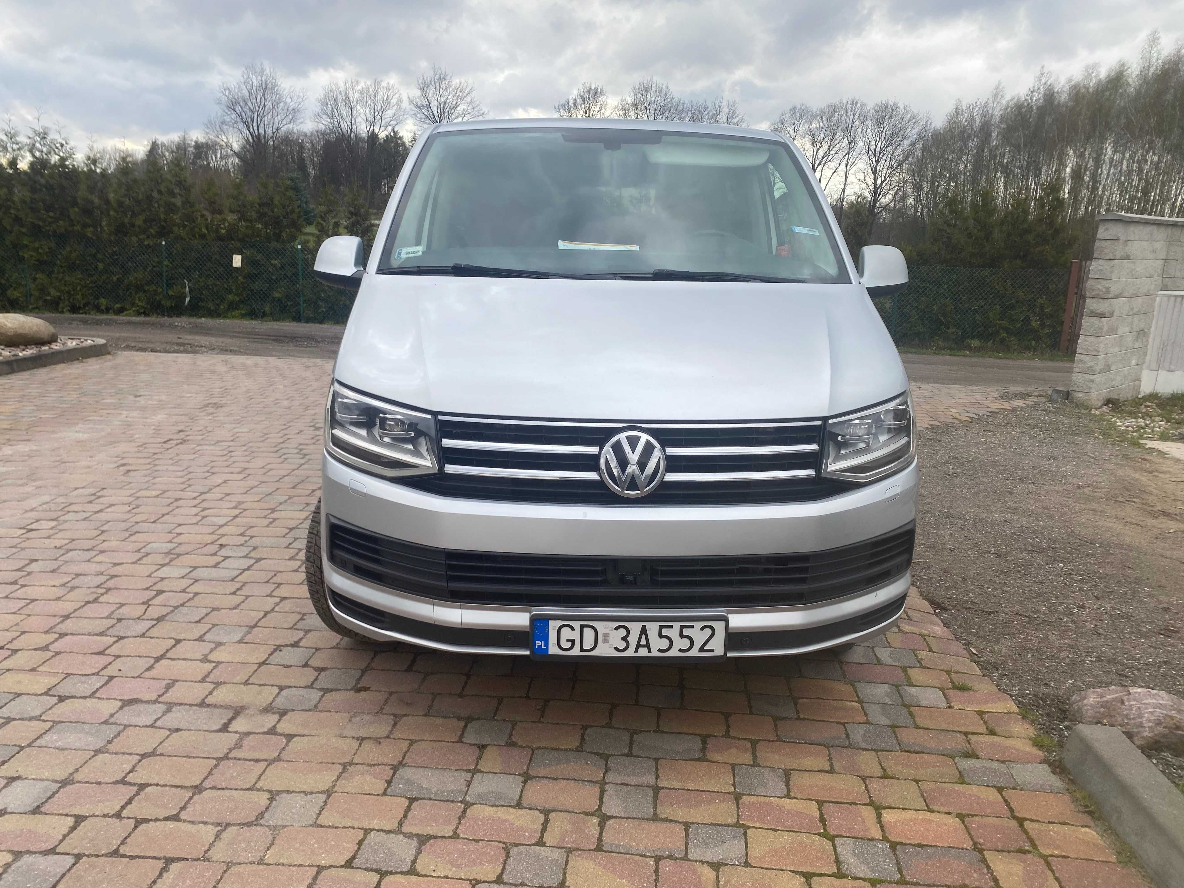 Sprzedam VW Caravella 2015 , srebrna, drzwi z 2 stron , extra długi